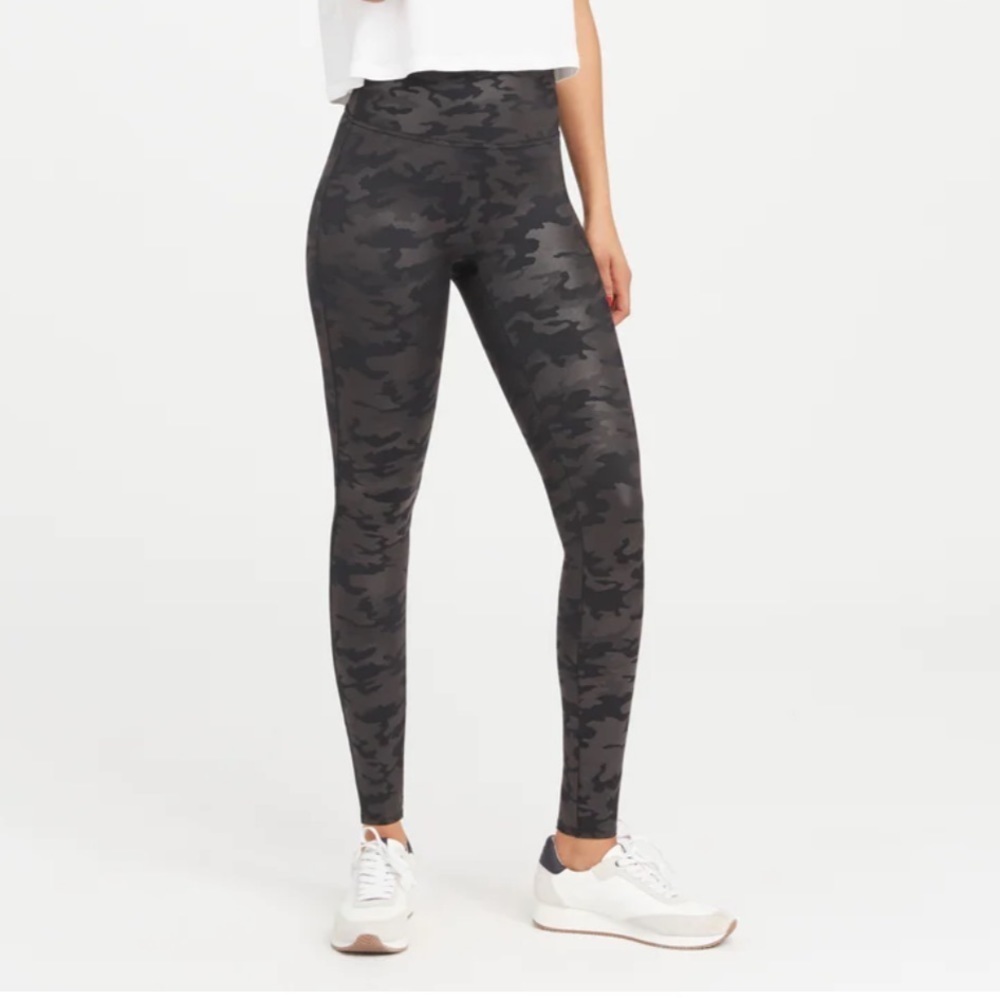 ✅ Spanx Faux Leather Camo Leggings color Matte Black Camo size M